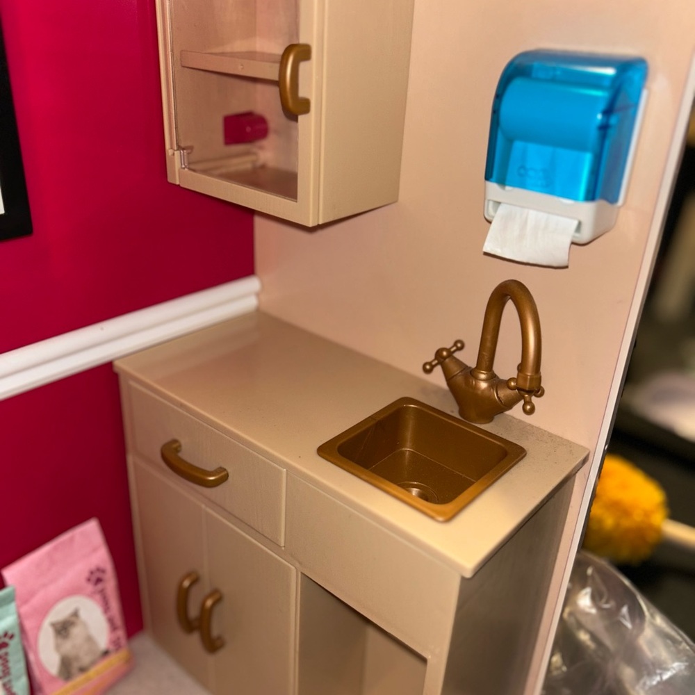 Our Generation Pink Play Veterinary Clinic Playset - Picture 10 of 13